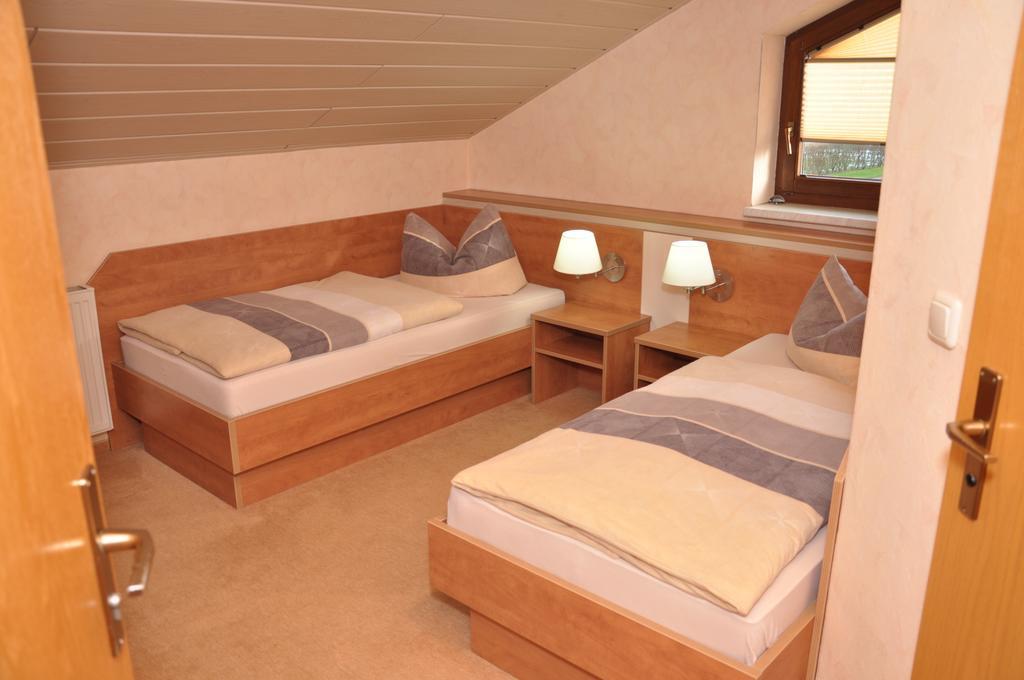 Cafe Hoyer Pension Und Appartements Rödigsdorf Стая снимка